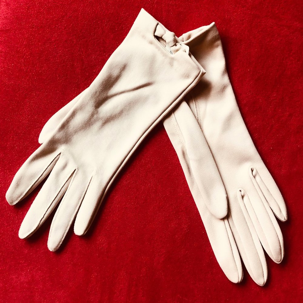 NOS VINTAGE WOMEN’S 100% NYLON GLOVES SIZE 6 COLOR